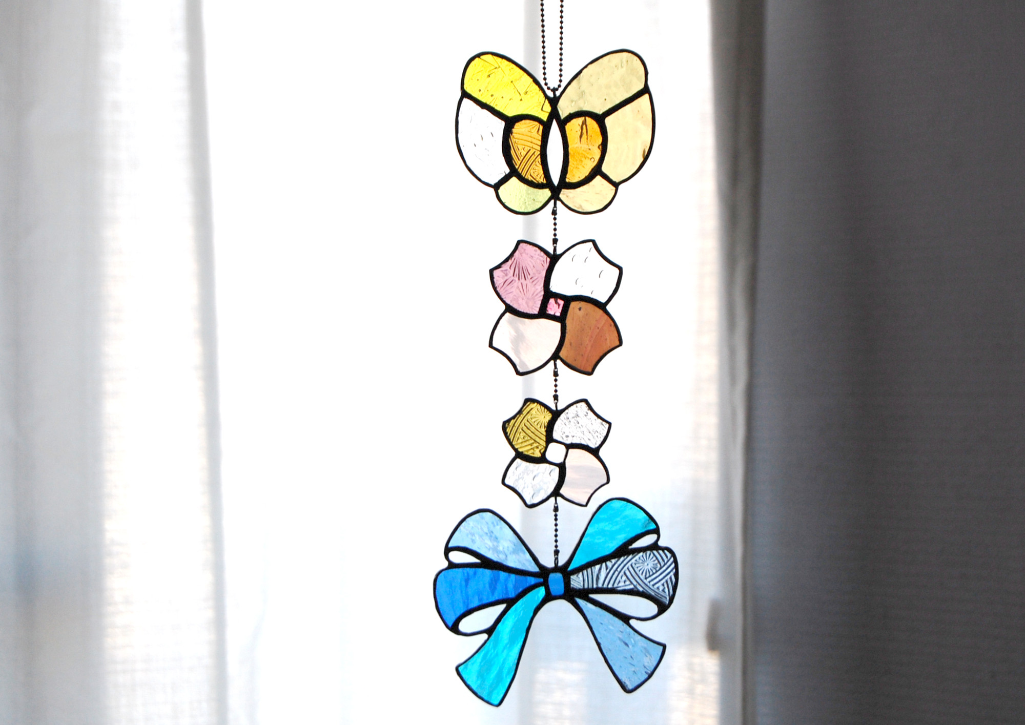蝶と花とリボンのオーナメントA　ステンドグラス