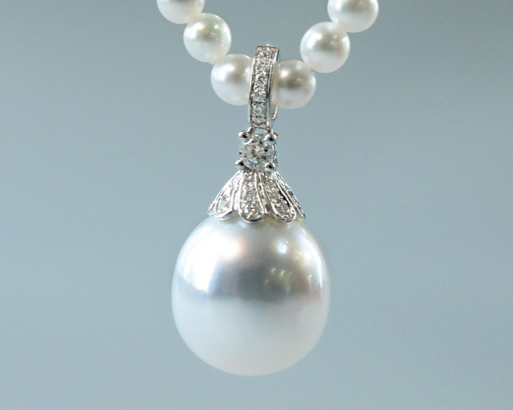 ルミナ10～11mm天然海水真珠ネックレス。18Kゴールドのジェムストーンライトシリーズオープンペンダントに、ドロップ型のダイヤ