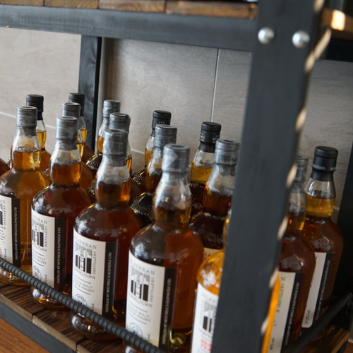 宮崎の桧香るウイスキーラック 棚 鉄×木製アイアンラック／おうちバー