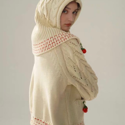 フード付き 可憐なベリー　シルク入りウールアラン柄編みカーディガン【春秋冬】アイボリー 11枚目の画像