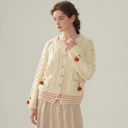 フード付き 可憐なベリー　シルク入りウールアラン柄編みカーディガン【春秋冬】アイボリー 2枚目の画像