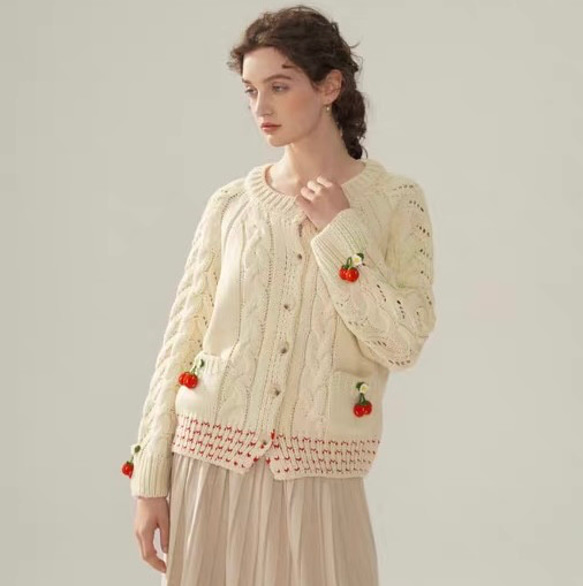 フード付き 可憐なベリー　シルク入りウールアラン柄編みカーディガン【春秋冬】アイボリー 2枚目の画像