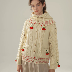 フード付き 可憐なベリー　シルク入りウールアラン柄編みカーディガン【春秋冬】アイボリー 3枚目の画像