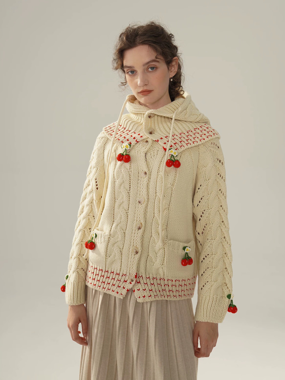 フード付き 可憐なベリー　シルク入りウールアラン柄編みカーディガン【春秋冬】アイボリー 3枚目の画像