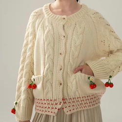 フード付き 可憐なベリー　シルク入りウールアラン柄編みカーディガン【春秋冬】アイボリー 6枚目の画像