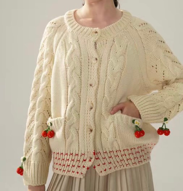 フード付き 可憐なベリー　シルク入りウールアラン柄編みカーディガン【春秋冬】アイボリー 6枚目の画像