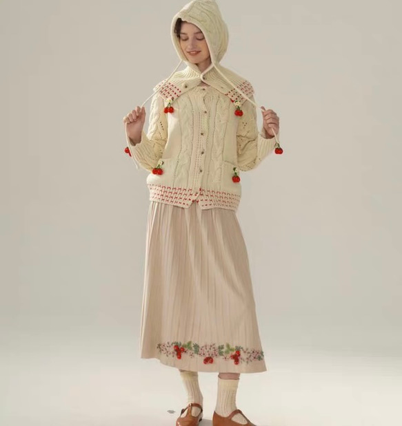 フード付き 可憐なベリー　シルク入りウールアラン柄編みカーディガン【春秋冬】アイボリー 12枚目の画像