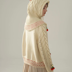 フード付き 可憐なベリー　シルク入りウールアラン柄編みカーディガン【春秋冬】アイボリー 4枚目の画像