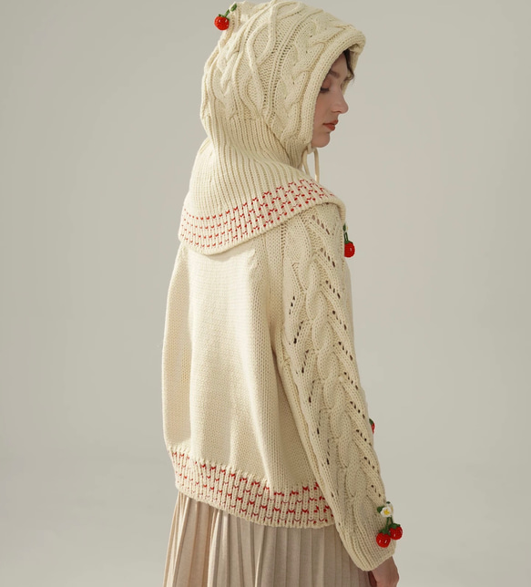 フード付き 可憐なベリー　シルク入りウールアラン柄編みカーディガン【春秋冬】アイボリー 4枚目の画像