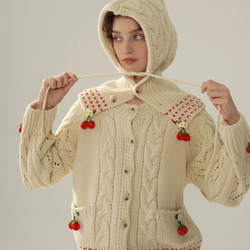 フード付き 可憐なベリー　シルク入りウールアラン柄編みカーディガン【春秋冬】アイボリー 1枚目の画像