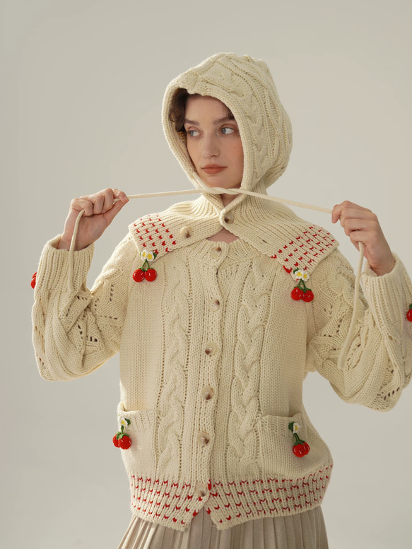 フード付き 可憐なベリー　シルク入りウールアラン柄編みカーディガン【春秋冬】アイボリー 1枚目の画像