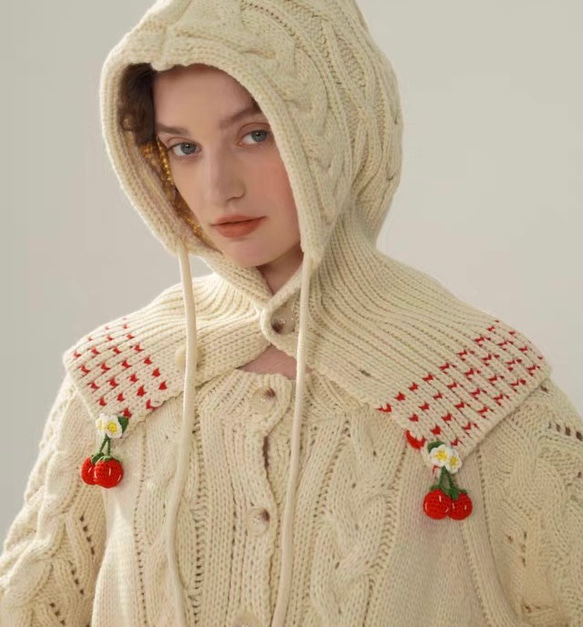 フード付き 可憐なベリー　シルク入りウールアラン柄編みカーディガン【春秋冬】アイボリー 19枚目の画像