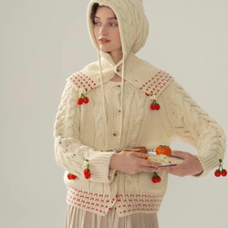 フード付き 可憐なベリー　シルク入りウールアラン柄編みカーディガン【春秋冬】アイボリー 8枚目の画像