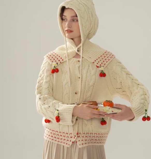 フード付き 可憐なベリー　シルク入りウールアラン柄編みカーディガン【春秋冬】アイボリー 8枚目の画像