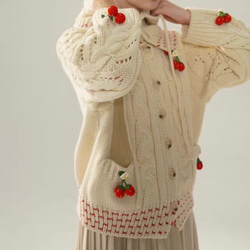 フード付き 可憐なベリー　シルク入りウールアラン柄編みカーディガン【春秋冬】アイボリー 10枚目の画像