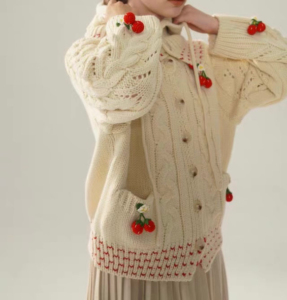 フード付き 可憐なベリー　シルク入りウールアラン柄編みカーディガン【春秋冬】アイボリー 10枚目の画像