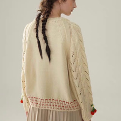 フード付き 可憐なベリー　シルク入りウールアラン柄編みカーディガン【春秋冬】アイボリー 5枚目の画像