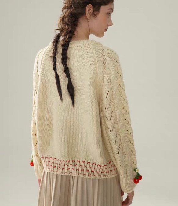 フード付き 可憐なベリー　シルク入りウールアラン柄編みカーディガン【春秋冬】アイボリー 5枚目の画像