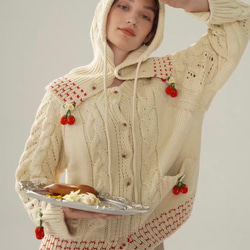 フード付き 可憐なベリー　シルク入りウールアラン柄編みカーディガン【春秋冬】アイボリー 9枚目の画像