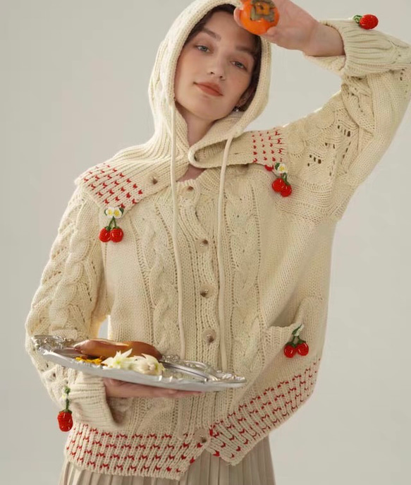 フード付き 可憐なベリー　シルク入りウールアラン柄編みカーディガン【春秋冬】アイボリー 9枚目の画像