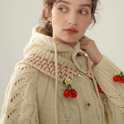 フード付き 可憐なベリー　シルク入りウールアラン柄編みカーディガン【春秋冬】アイボリー 7枚目の画像