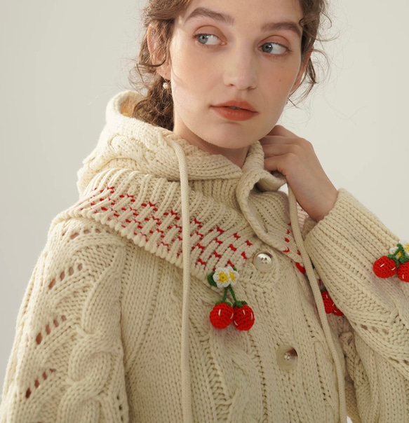 フード付き 可憐なベリー　シルク入りウールアラン柄編みカーディガン【春秋冬】アイボリー 7枚目の画像