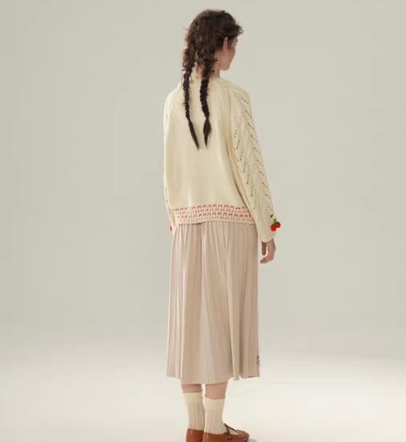 フード付き 可憐なベリー　シルク入りウールアラン柄編みカーディガン【春秋冬】アイボリー 13枚目の画像