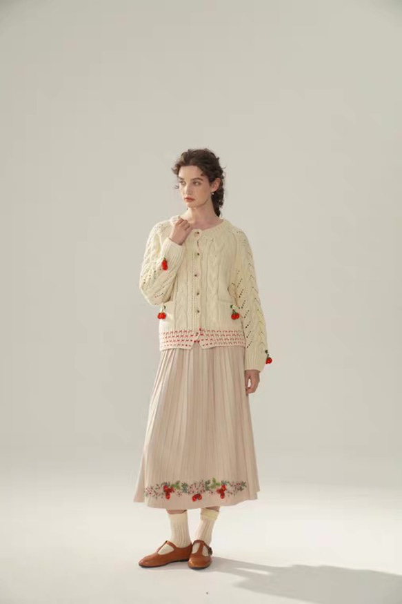 フード付き 可憐なベリー　シルク入りウールアラン柄編みカーディガン【春秋冬】アイボリー 14枚目の画像