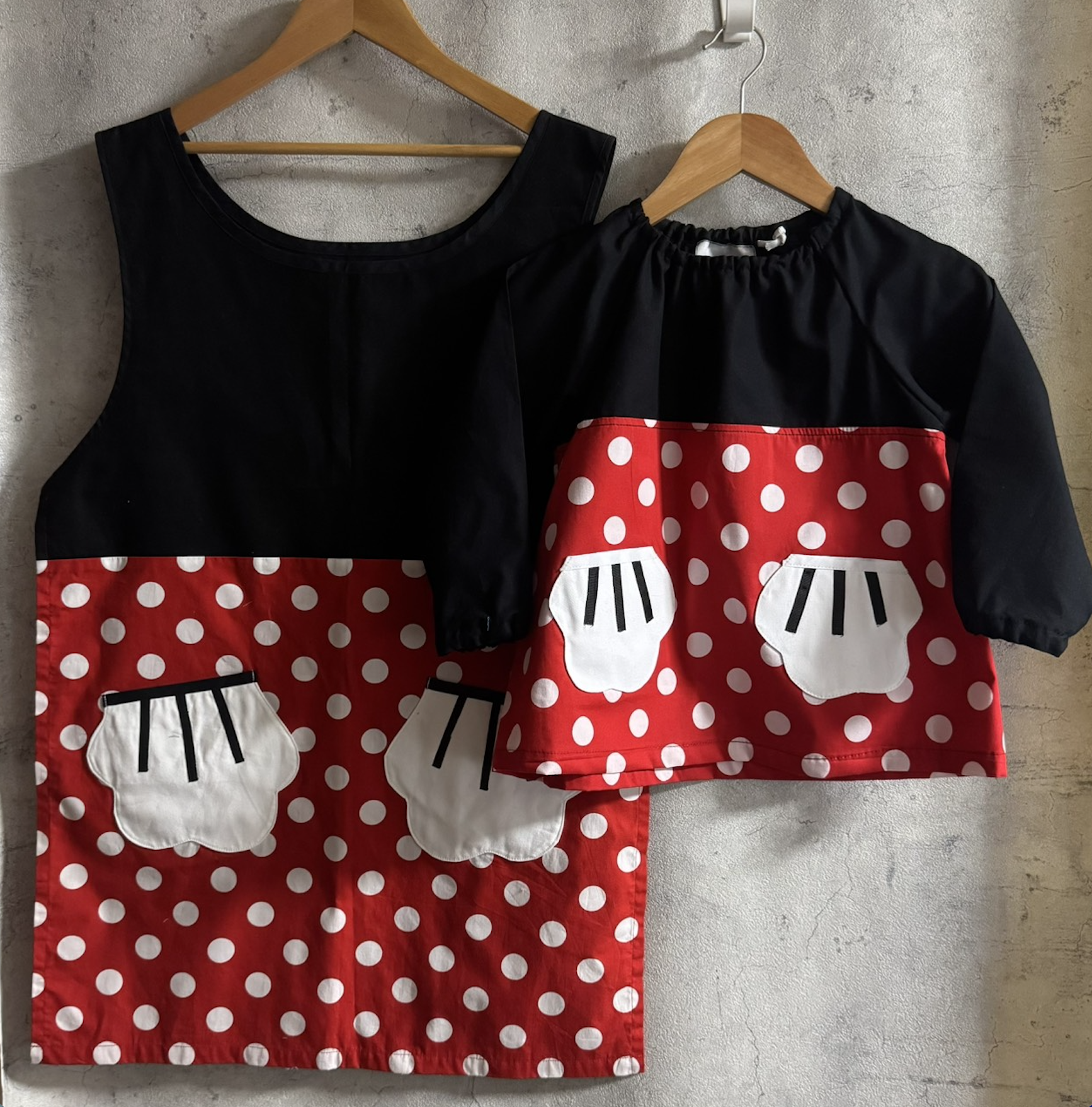 【*S M L LL・80〜160】赤水玉 ブラック 手形ポケット エプロン スモック 親子コーデ 6,696円