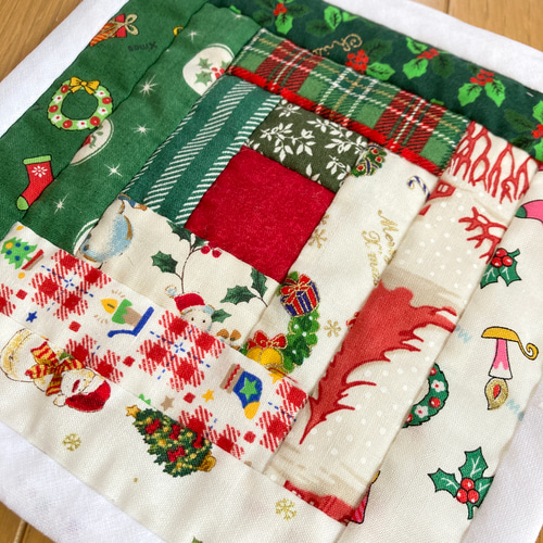 クリスマス ログキャビンのミニキルト（緑） パッチワークキルト