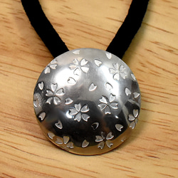 桜の花びら 円形 シルバーヘアゴム 一点物 No-07 3枚目の画像