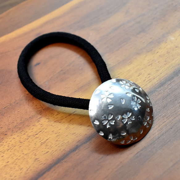 桜の花びら 円形 シルバーヘアゴム 一点物 No-07 4枚目の画像