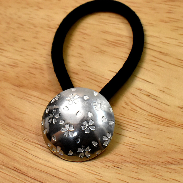 桜の花びら 円形 シルバーヘアゴム 一点物 No-07 2枚目の画像