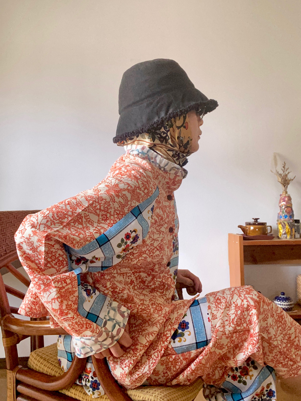 東欧フォークロア生地とキモノのバックフリルシャツ＆イージーパンツのセットアップ