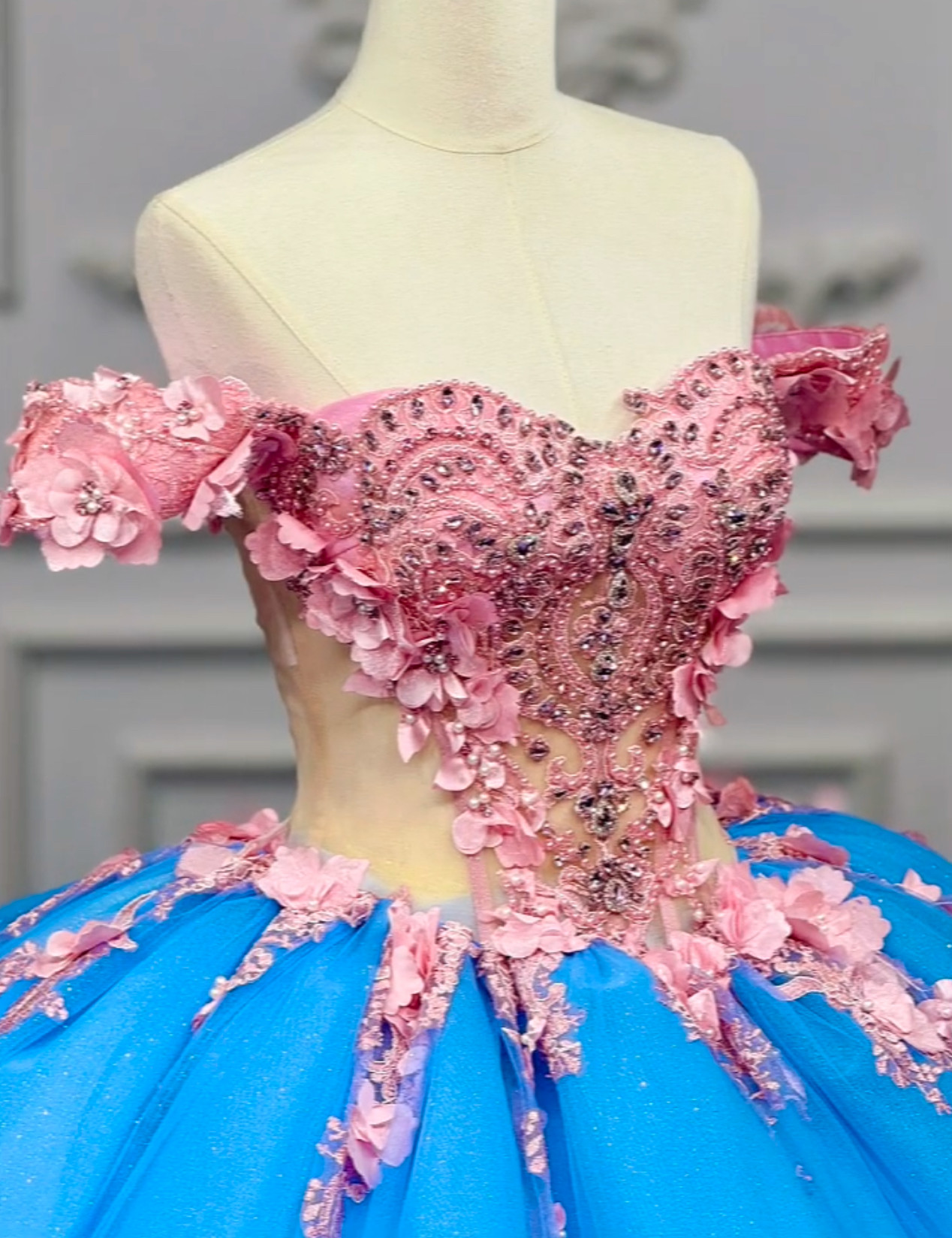 高評価続出　ブルーピンク　オフショルダー　透ける　二の腕カバー　大人気　豪華なウェディングドレス　披露宴お呼ばれ結婚式