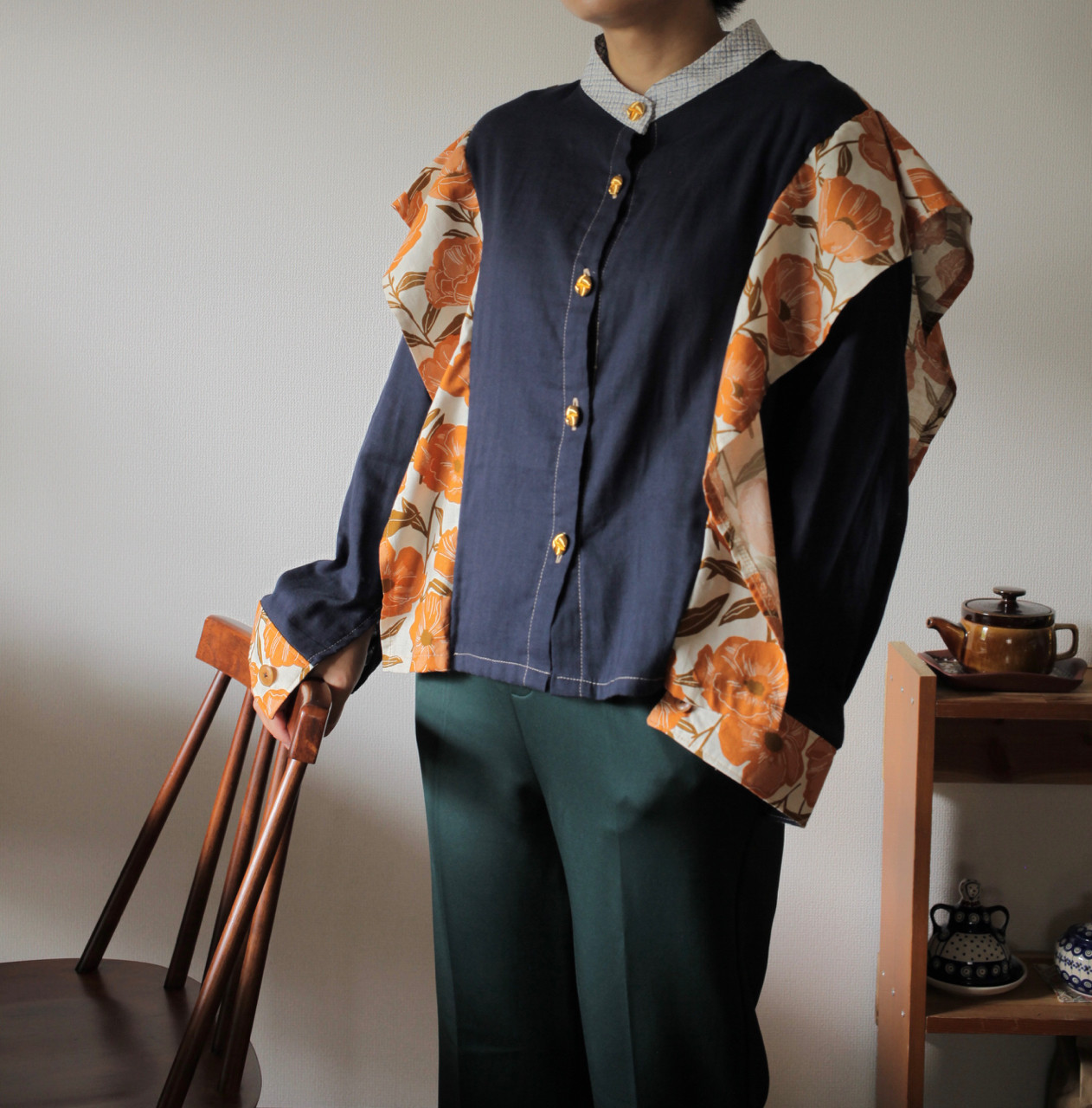 Wガーゼネイビーcotton＆花柄プリントのサイドフリルシャツ