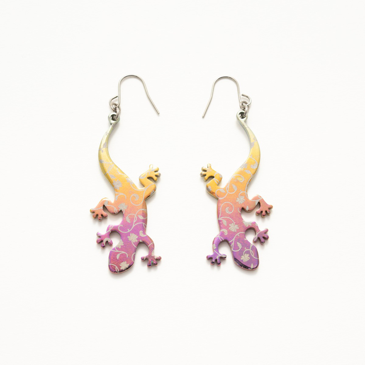 『人気№１』金属アレルギー対応◎　とかげ　金具からパーツまで純チタン　イエロー系　ピアス　イヤリング