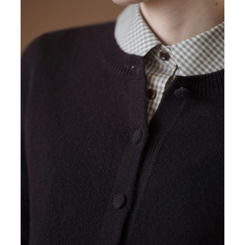 しなやかで温かなウールニットカーディガン。デイリー使いの上品な一枚。こげ茶色　#782