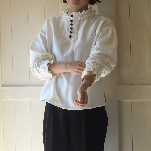 ■フリルハイネック リネンコットンブラウス（ホワイト）前後2WAY・受注制作／ナチュラルコーデ 2枚目の画像