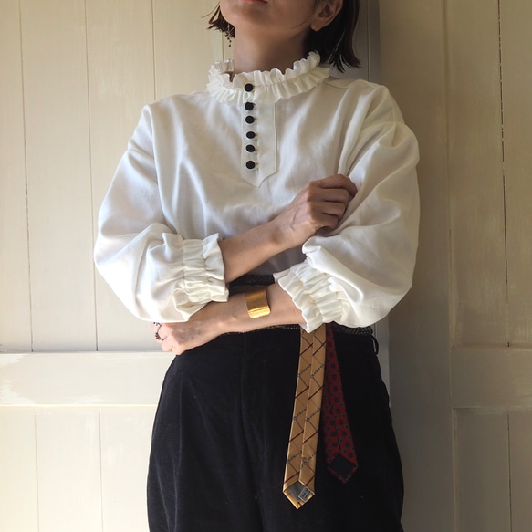 ■フリルハイネック リネンコットンブラウス（ホワイト）前後2WAY・受注制作／ナチュラルコーデ 1枚目の画像