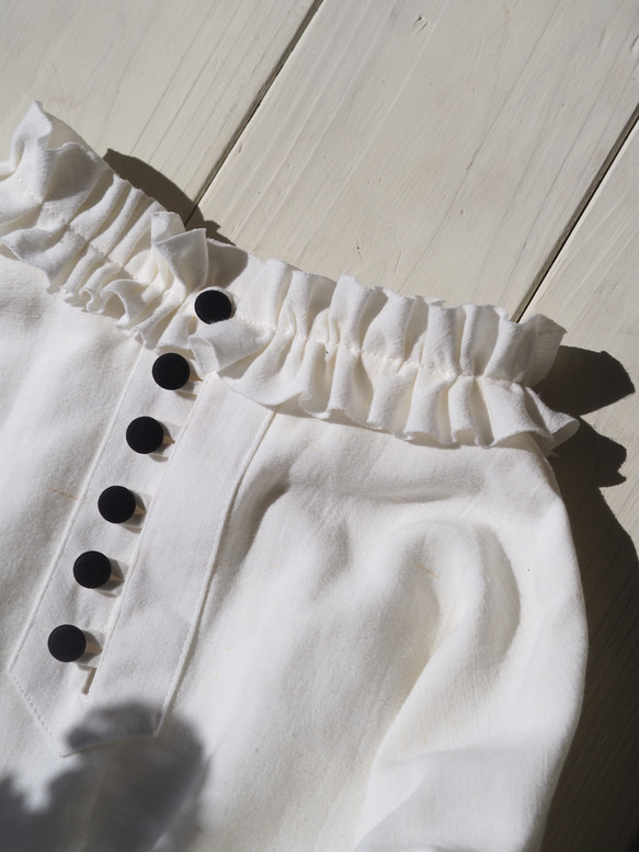 ■フリルハイネック リネンコットンブラウス（ホワイト）前後2WAY・受注制作／ナチュラルコーデ 8枚目の画像