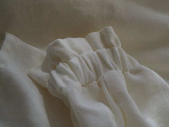 ■フリルハイネック リネンコットンブラウス（ホワイト）前後2WAY・受注制作／ナチュラルコーデ 5枚目の画像