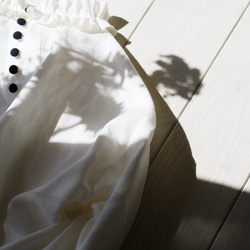 ■フリルハイネック リネンコットンブラウス（ホワイト）前後2WAY・受注制作／ナチュラルコーデ 4枚目の画像