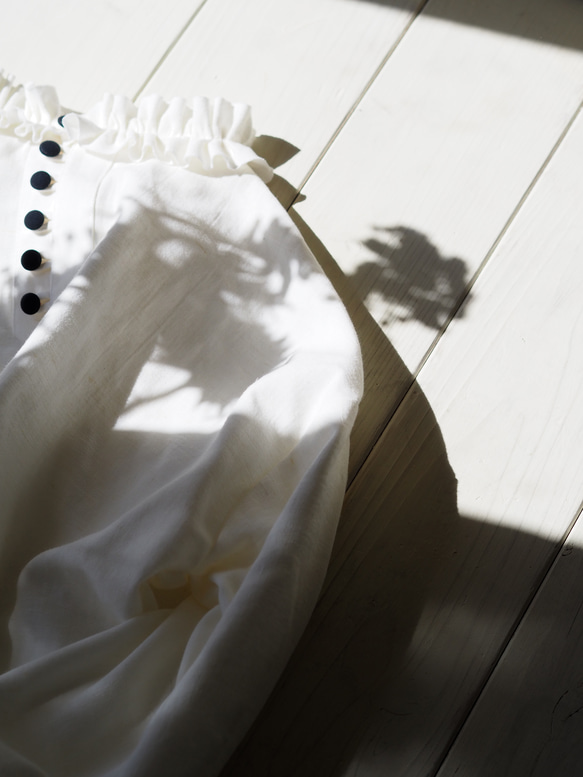 ■フリルハイネック リネンコットンブラウス（ホワイト）前後2WAY・受注制作／ナチュラルコーデ 4枚目の画像