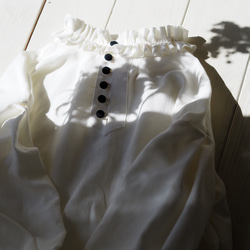 ■フリルハイネック リネンコットンブラウス（ホワイト）前後2WAY・受注制作／ナチュラルコーデ 7枚目の画像