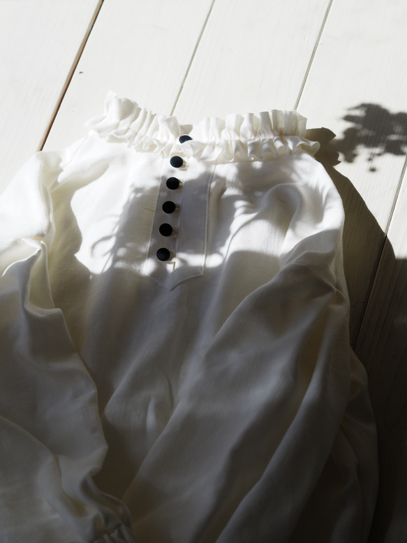 ■フリルハイネック リネンコットンブラウス（ホワイト）前後2WAY・受注制作／ナチュラルコーデ 7枚目の画像