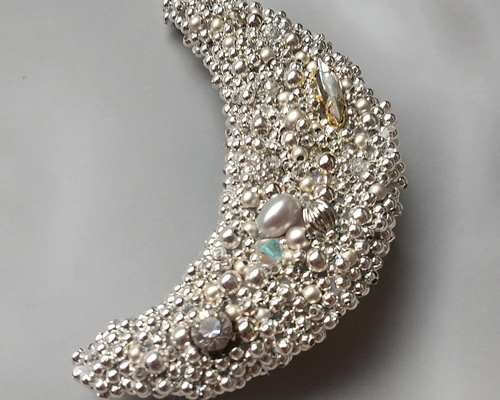 ビーズ刺繍】シルバークレセントムーン/夜空に寄り添うブローチ