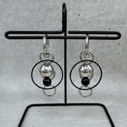 【パーツ取外し可能】シルバーとブラックの大ぶりピアス　サージカルステンレス　かっこいい　大ぶり　クール　フープピアス　 1枚目の画像