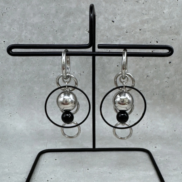 【パーツ取外し可能】シルバーとブラックの大ぶりピアス　サージカルステンレス　かっこいい　大ぶり　クール　フープピアス　 1枚目の画像