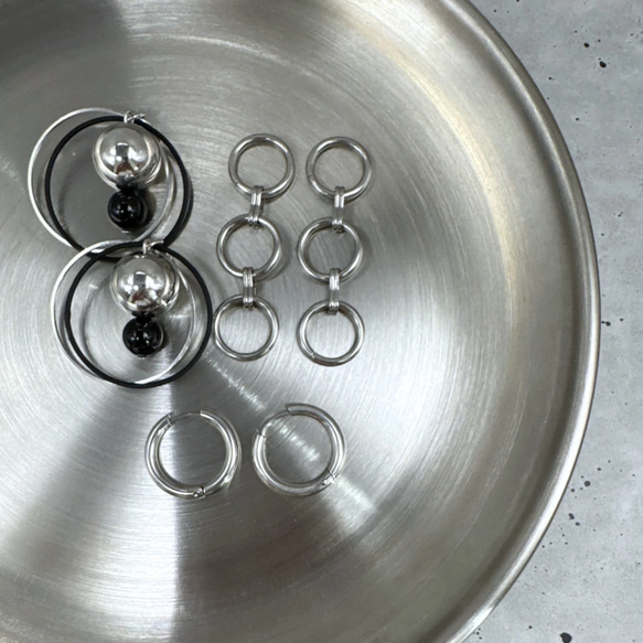 【パーツ取外し可能】シルバーとブラックの大ぶりピアス　サージカルステンレス　かっこいい　大ぶり　クール　フープピアス　 3枚目の画像